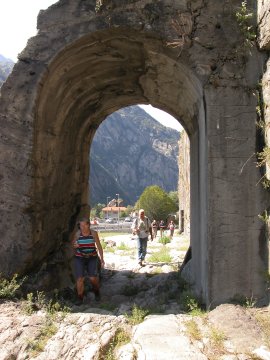 Si passa sotto l’arco della Strada romana delle Gallie a Donnas (27894 bytes)